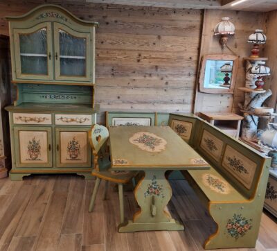 Tavolo, panca angolo, 3 sedie decorato trentino