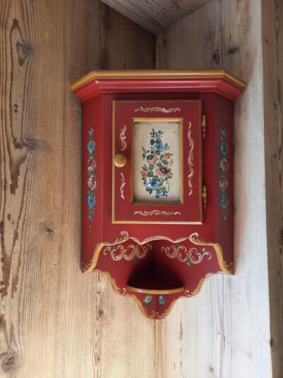 Angolo da parete in legno decorato antik