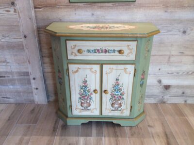 Mobiletto smussato decorato
