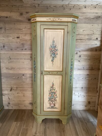 Angoliera in legno con porta