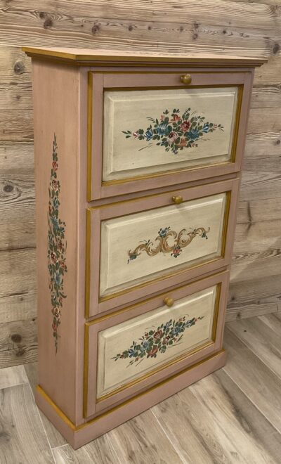 Scarpiera 3 ribalte decorata.
