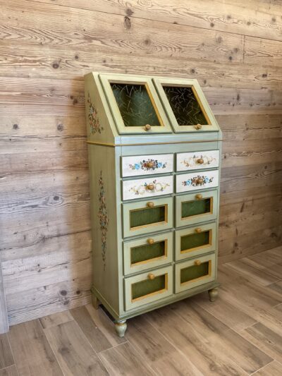 Dispensa decorata a cassetti e ribalta