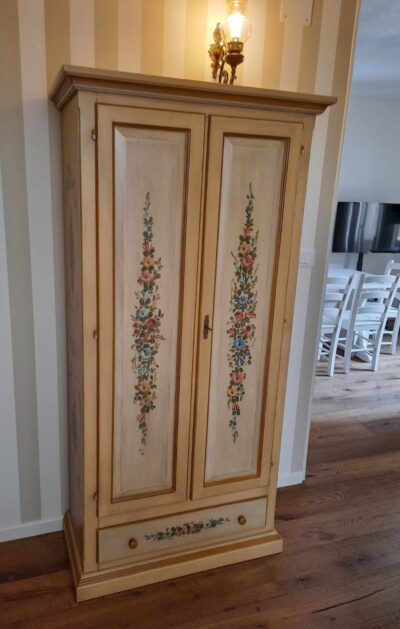 Wardrobe for entrance A90